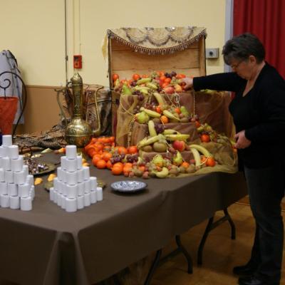 Pierrette dispose les fruits