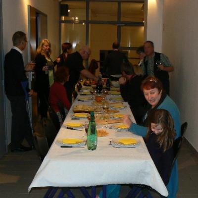 les bénévoles prêts pour le dîner