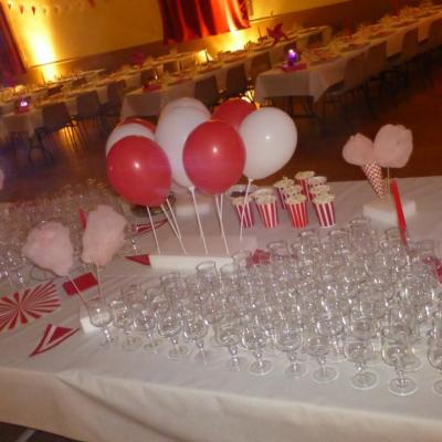 Tout en blanc et rouge