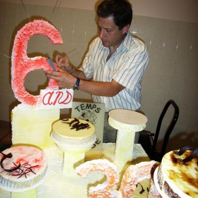 Hervé termine la présentation du gâteau